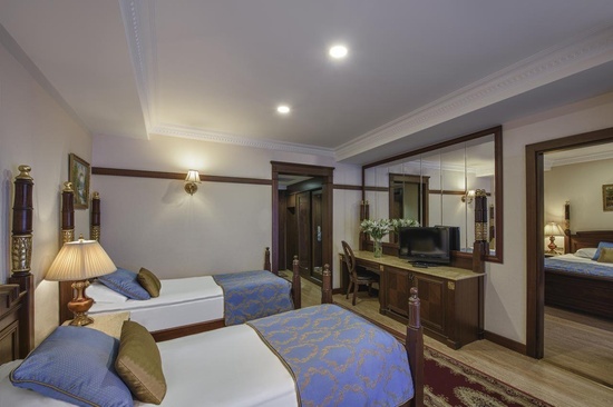 Delphine Deluxe Resort