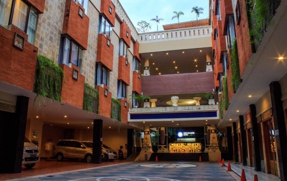 Famous Hotel Kuta