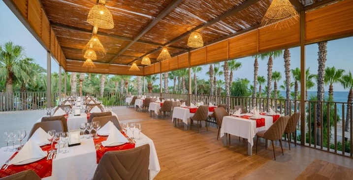 Delphine Deluxe Resort