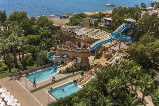 Delphine Deluxe Resort
