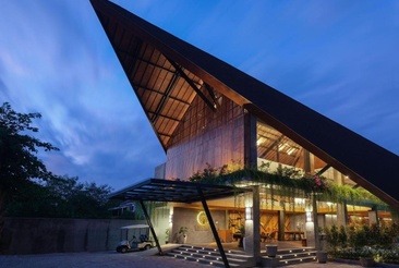 Kayumas Seminyak Resort