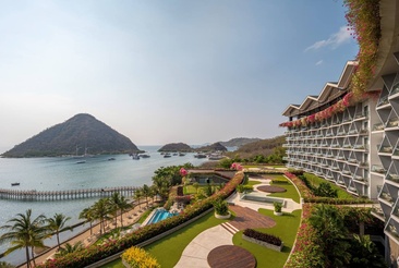 Ayana Komodo Resort, Waecicu Beach