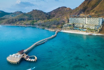Ayana Komodo Resort, Waecicu Beach